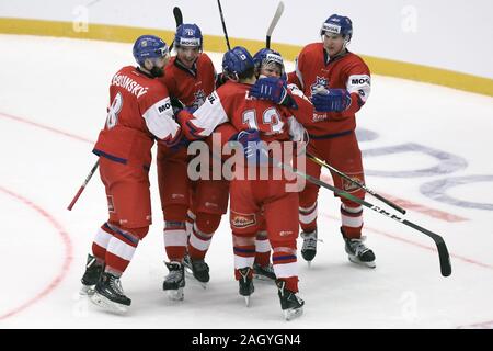 Trinec, République tchèque. Dec 22, 2019. Les joueurs tchèques célèbrent le troisième but dans un match préliminaire La République tchèque contre la Slovaquie avant le championnat mondial junior 2020 Championnat du Monde de Hockey sur glace, à Trinec, en République tchèque, le dimanche, Décembre 22, 2019. Crédit : Petr Sznapka/CTK Photo/Alamy Live News Banque D'Images