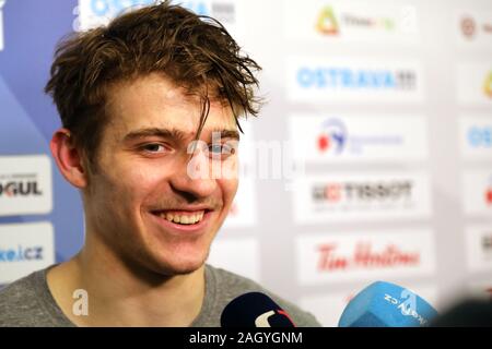 Trinec, République tchèque. Dec 22, 2019. Joueur tchèque Jakub Lauko parle aux journalistes après un match préliminaire La République tchèque contre la Slovaquie avant le championnat mondial junior 2020 Championnat du Monde de Hockey sur glace, à Trinec, en République tchèque, le dimanche, Décembre 22, 2019. Crédit : Petr Sznapka/CTK Photo/Alamy Live News Banque D'Images