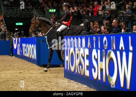 Londres. United Kingdom. 22 décembre 2019. Concours hippique. Gagnant. Scott Brash (GBR) équitation Bonjour Vincent dans le Grand Prix de la Turkish Airlines à la London International Horse Show. Bouleau/SIP Elli Crédit photo agency/Alamy live news. Banque D'Images