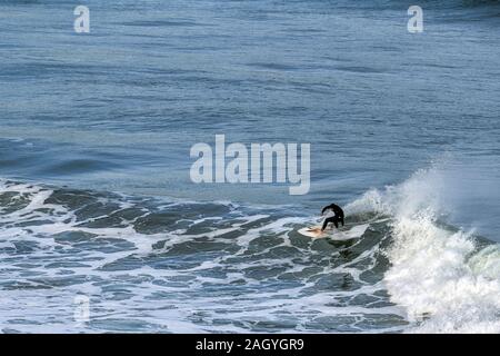 Sulfist sur une planche de surf dans la crête d'une vague dans la mer Cantabrique, dans le nord de l'Espagne, Europe Banque D'Images