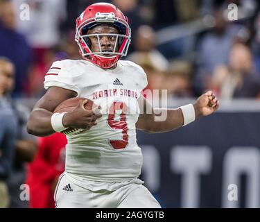 Houston, Texas, USA. 29 Nov, 2019. Les Mustangs de North Shore Parc galène quarterback Dematrius Davis (9) exécute pour un 40 verges au deuxième trimestre de l'Université du Texas de la Ligue interscolaire (UIL) Classe 6A Division 1 Région 3 jeu de demi-finale entre la rive nord du parc de la galène et les Mustangs Tigres Katy à NRG Stadium à Houston, Texas. Galena Park Rive Nord défait Katy 56-35. Prentice C. James/CSM/Alamy Live News Banque D'Images