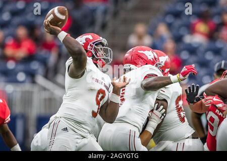 Houston, Texas, USA. 29 Nov, 2019. Les Mustangs de North Shore Parc galène quarterback Dematrius Davis (9) jette une note au cours de l'Université du Texas de la Ligue interscolaire (UIL) Classe 6A Division 1 Région 3 jeu de demi-finale entre la rive nord du parc de la galène et les Mustangs Tigres Katy à NRG Stadium à Houston, Texas. Galena Park Rive Nord défait Katy 56-35. Prentice C. James/CSM/Alamy Live News Banque D'Images