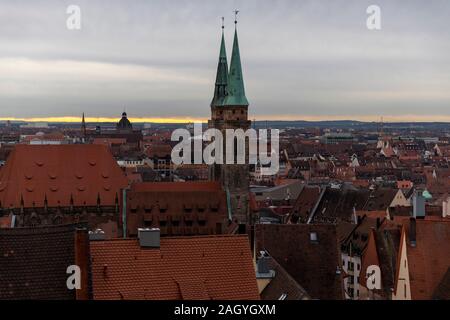 Nuremberg est une ville versatile. Château Local attire les gens à prendre des photos et d'autoportraits. Ensemble de la vieille ville est visible depuis la colline du château. Banque D'Images