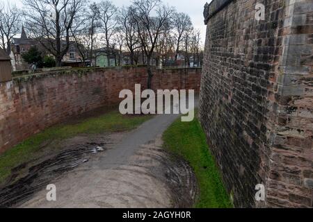 Le château historique de Nuremberg est très bien conservé. Personne qui marche le chien donne à la comparaison de la hauteur de l'incroyable mur défensif. Banque D'Images