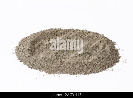 Pile d'argile fine de Crimée à sec gris sur fond blanc, le traitement pour le visage et le corps Banque D'Images
