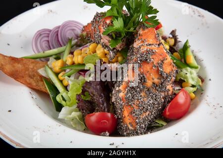 Salade de saumon grillé et chia seeds. Superfood. Alimentation saine. Vue d'en haut. Espace libre pour votre texte. Banque D'Images