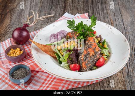 Salade de saumon grillé et chia seeds. Superfood. Alimentation saine. Vue d'en haut. Espace libre pour votre texte. Banque D'Images