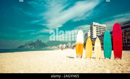 Planches debout en plein soleil sur la plage de Ipanema, Rio de Janeiro Brésil Banque D'Images
