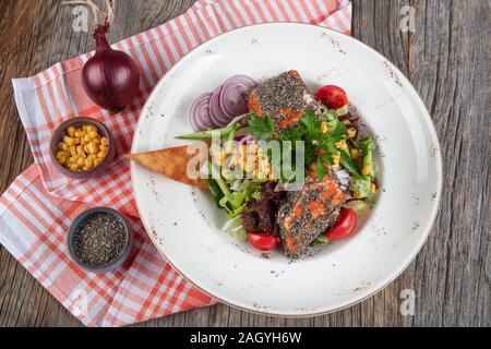 Salade de saumon grillé et chia seeds. Superfood. Alimentation saine. Vue d'en haut. Espace libre pour votre texte. Banque D'Images