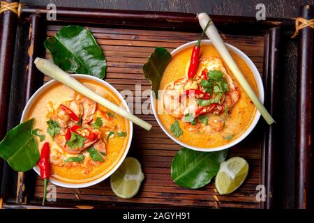 Tom Yam Kung crevettes en gris bol avec épices thaï sur bac fraiche Vue de dessus, l'arrière-plan. Banque D'Images