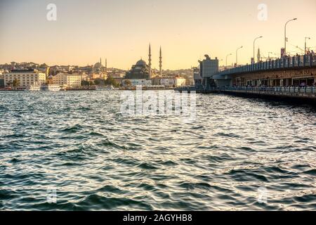 Istanbul, Turquie - 18 septembre 2017 : vue sur le pont de Galata à Istanbul, Turquie, caractéristique pour de nombreux restaurants touristiques et les pêcheurs Banque D'Images