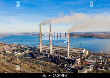 Le charbon de l'industrie lourde de l'usine d'électricité avec des tuyaux de fumée et en noir et blanc. Banque D'Images