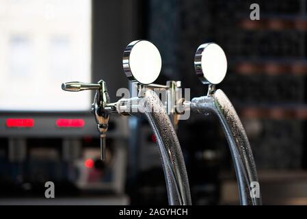 Close-up de bière brillant sur fond flou au bar brasserie. Banque D'Images