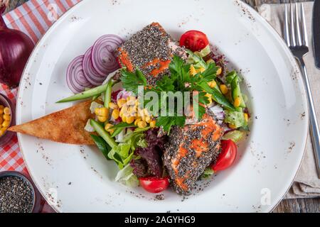 Salade de saumon grillé et chia seeds. Superfood. Alimentation saine. Vue d'en haut. Espace libre pour votre texte. Banque D'Images