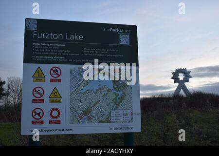 Affichage avec une carte de Furzton Lake à Milton Keynes. Montre l'étoile Triple Head sculpture dans l'arrière-plan. Banque D'Images