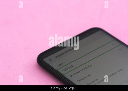 Décembre 2019. L'Espagne. Image d'un smartphone qui affiche l'écran d'options pour améliorer l'accessibilité des téléphones intelligents en espagnol. Banque D'Images