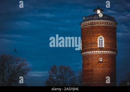 Ancien château d'eau contre le soir, ciel bleu Banque D'Images