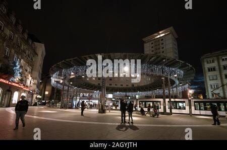 Strasbourg, France - Dec 24, 2018 : la Place de l'Homme de fer dans le centre de Strasbourg décorée pour Noël avec des piétons en attendant le tramway à la stationa Banque D'Images