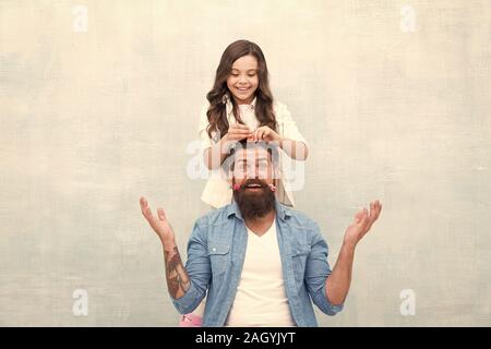 Changer de coiffure. Avec bonne dose d'ouverture n'importe quel père peut exceller à sensibiliser le jeune fille. Créer drôle de coiffure. Enfant faisant hairstyle styling père barbe. Être parent signifie présenter pour leurs intérêts. Banque D'Images