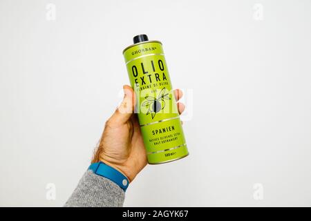 Paris, France - Oct 21, 2017 : man main montrant holding contre fond blanc bouteille en acier inoxydable avec Chorban Olio Estra Vergine di oliva Espagne à partir de l'huile Banque D'Images