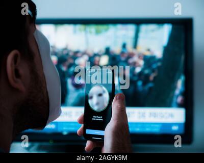 Paris, France - 10 nov. 2017 : visage gêné message sur l'écran de nouveau Apple iPhone XS Pro avec ID Face à la reconnaissance faciale virtuelle avec fonction hacker anonyme portant un masque Banque D'Images