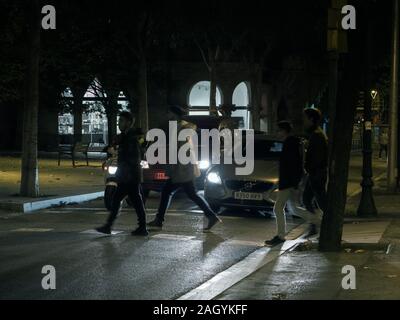 Barcelone, Espagne - Nov 12, 2017 : les piétons traversant street dans le centre de Barcelone avec des voitures respectant la distance et les règles de circulation Banque D'Images