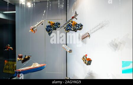 Paris, France - Nov 23, 2017 : Street View de plusieurs jouets pendus dans la vitrine de magasin de jouets - motocyclistes, des bateaux, des roquettes, des trains Banque D'Images