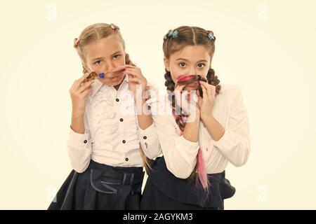 Style de fantaisie. Peu de filles avec des tresses, des prêts pour l'école. Concept de la mode de l'école. L'École de l'amitié. Sur la même vague. Usure uniforme de l'école formelle écolières. Les enfants belles filles de long cheveux tressés. Banque D'Images