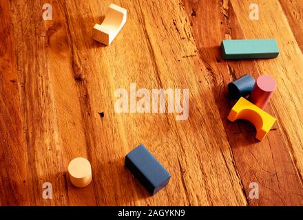 Blocs de jouets de construction en bois multicolore, des briques, des tas de pièces de jeu colorées sur une table en bois. Banque D'Images
