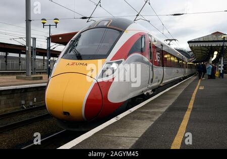 Un LNER Azuma high speed train attend à la plate-forme à la gare de New York avec un service à London Kings Cross Banque D'Images