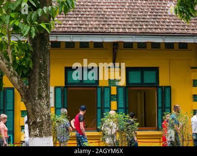 Les touristes en palais présidentiel à motifs chambre no 54, Ho Chi Minh mausolée complexe, Hanoï, Vietnam, Asie Banque D'Images