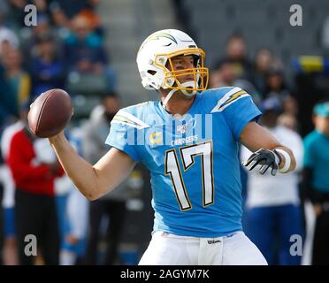 Carson, Californie, USA. Dec 22, 2019. Los Angeles Chargers quart-arrière Philip Rivers (17) lance la balle au cours de la NFL match entre les chargeurs et les Los Angeles Raiders d'Oakland à la dignité Santé Sport Park à Carson, Californie. Charles Baus/CSM/Alamy Live News Banque D'Images