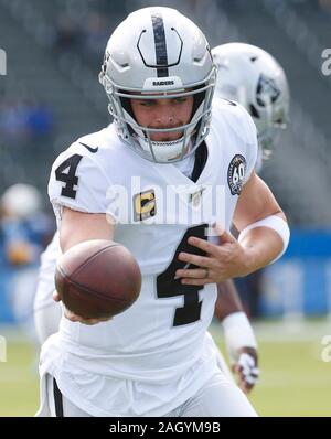 Carson, Californie, USA. Dec 22, 2019. Oakland Raiders quarterback Derek Carr (4) en action au cours de la NFL match entre les chargeurs et les Los Angeles Raiders d'Oakland à la dignité Santé Sport Park à Carson, Californie. Charles Baus/CSM/Alamy Live News Banque D'Images