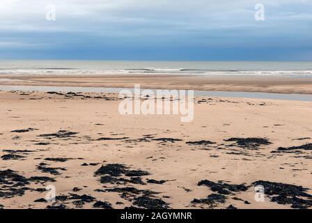 Une grande étendue de plage s'étend sur le réseau d'eau à marée basse sur la plage de Blackpool, Lancashire, comme un orage est passé au-dessus de l'horizon. Banque D'Images