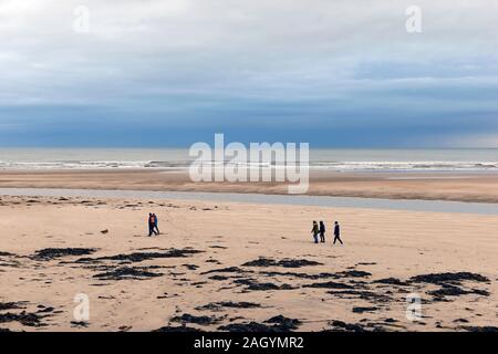 Une grande étendue de plage s'étend sur le réseau d'eau à marée basse sur la plage de Blackpool, Lancashire, comme un orage est passé au-dessus de l'horizon. Banque D'Images