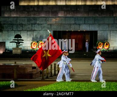 Nuit relève de la garde, le mausolée de Ho Chi Minh, Place Ba Dinh, Hanoi, Vietnam, Asie Banque D'Images