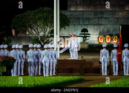 Nuit relève de la garde, le mausolée de Ho Chi Minh, Place Ba Dinh, Hanoi, Vietnam, Asie Banque D'Images