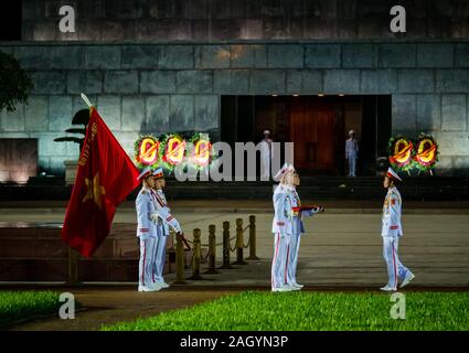 Nuit relève de la garde, le mausolée de Ho Chi Minh, Place Ba Dinh, Hanoi, Vietnam, Asie Banque D'Images