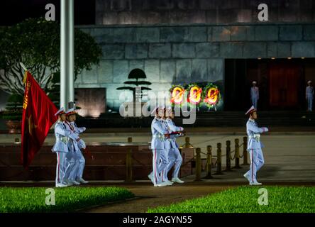 Nuit relève de la garde, le mausolée de Ho Chi Minh, Place Ba Dinh, Hanoi, Vietnam, Asie Banque D'Images