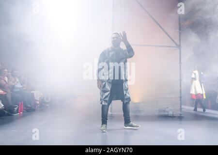 Zagreb, Croatie - le 26 octobre 2019 : Un designer Zoran Aragovic sur le podium à la mode bipa.hr fashion show à Zagreb, Croatie. Banque D'Images