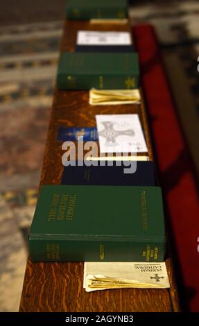 Des copies de la nouvelle English Hymnal hymnaire placé dehors et prêt à être utilisé par les fidèles à la cathédrale de Durham, Royaume-Uni Banque D'Images