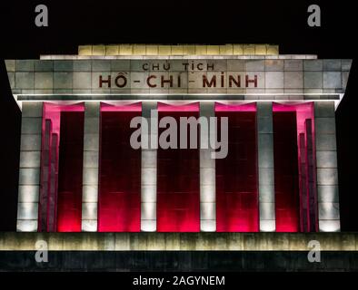 Mausolée de Ho Chi Minh lit up at night, Place Ba Dinh, Hanoi, Vietnam, Asie Banque D'Images