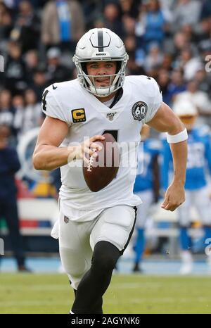 Carson, Californie, USA. Dec 22, 2019. Oakland Raiders quarterback Derek Carr (4) brouille avec le ballon au cours de la NFL match entre les chargeurs et les Los Angeles Raiders d'Oakland à la dignité Santé Sport Park à Carson, Californie. Charles Baus/CSM/Alamy Live News Banque D'Images