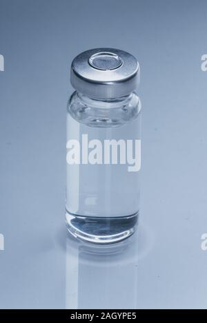 Ampoule en verre flacon pour injection médicale. La médecine est la pénicilline drogue blanc sec en poudre ou liquide avec de la solution aqueuse en ampoule. Close up. Banque D'Images