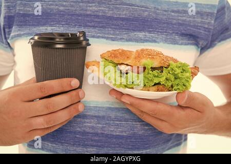 En-cas rapide. Café et croissant. La malbouffe. Les Calories et les régimes amaigrissants. Croissant farci de laitues et légumes frais. Cafe concept. Croissant traditionnel français. De délicieux croissants et boire. Banque D'Images