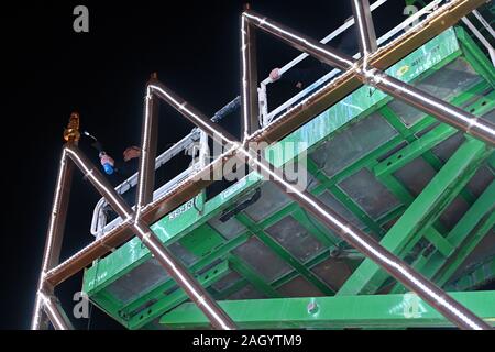 Plus grande menorah est allumé sur la première nuit Hanouka", à Grand Army Plaza à New York, NY, le 22 décembre 2019. L'article 36 pieds de haut et pesant 400lbs, Hanukkah, connue comme la "fête des lumières" est célébrée pendant huit jours par des juifs dans le monde entier. (Anthony Behar/Sipa USA) Banque D'Images