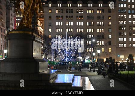 Plus grande menorah est allumé sur la première nuit Hanouka", à Grand Army Plaza à New York, NY, le 22 décembre 2019. L'article 36 pieds de haut et pesant 400lbs, Hanukkah, connue comme la "fête des lumières" est célébrée pendant huit jours par des juifs dans le monde entier. (Anthony Behar/Sipa USA) Banque D'Images