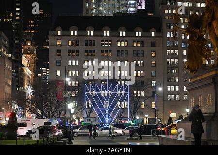 Plus grande menorah est allumé sur la première nuit Hanouka", à Grand Army Plaza à New York, NY, le 22 décembre 2019. L'article 36 pieds de haut et pesant 400lbs, Hanukkah, connue comme la "fête des lumières" est célébrée pendant huit jours par des juifs dans le monde entier. (Anthony Behar/Sipa USA) Banque D'Images