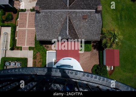 Regardant vers le bas à partir du haut de la St Simons Island Lighthouse Banque D'Images