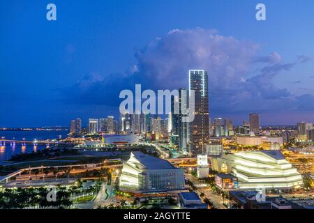 Miami Florida,Biscayne Boulevard,centre-ville,Skyline,Adrienne Arsht Performing Arts Center,maisons d'opéra,American Airlines Arena,crépuscule,soirée,nuit Banque D'Images